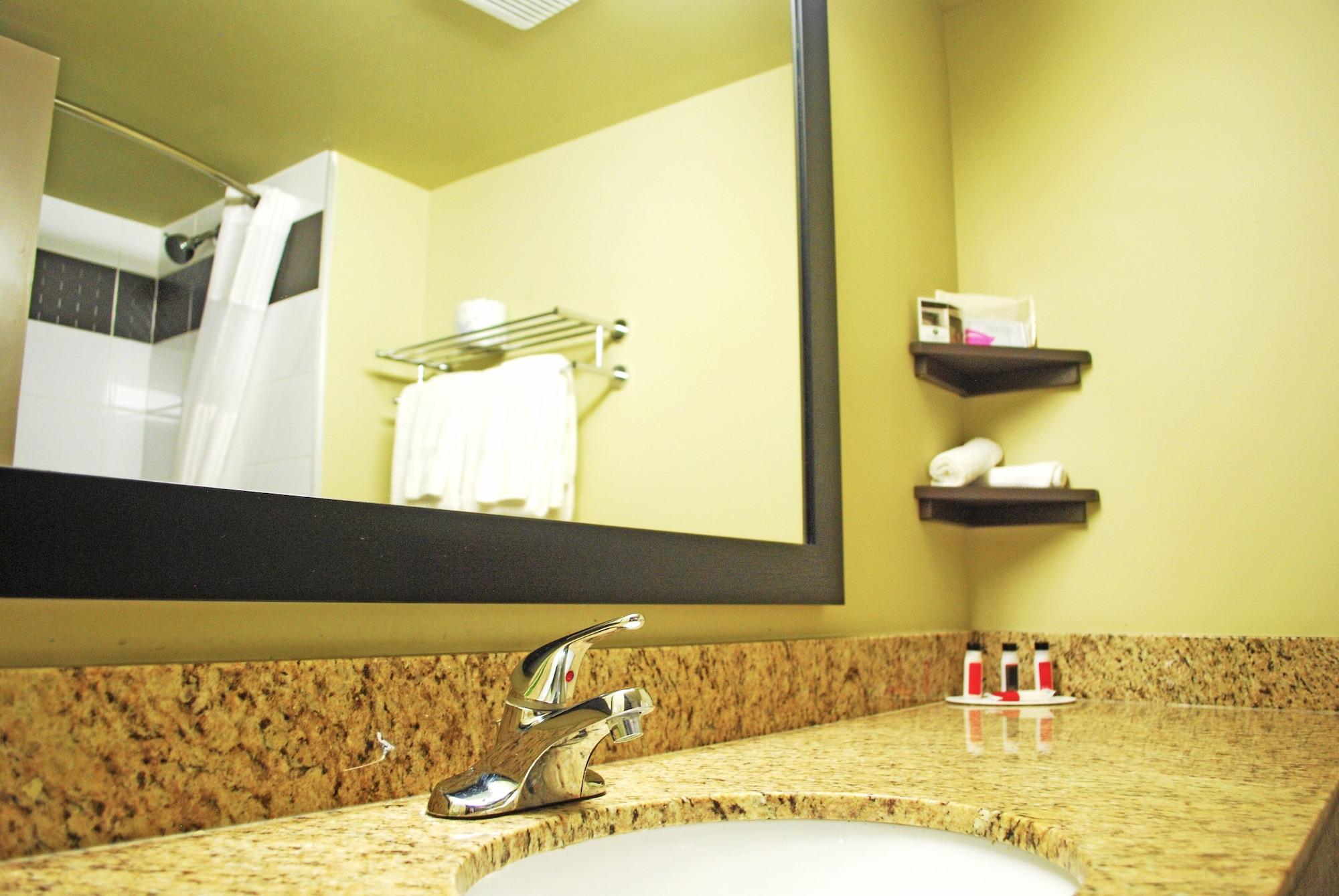 Ramada By Wyndham Edmonton Yellowhead Nw Ngoại thất bức ảnh