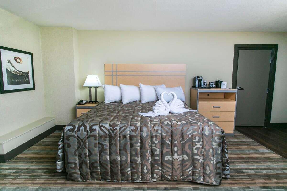 Ramada By Wyndham Edmonton Yellowhead Nw Ngoại thất bức ảnh
