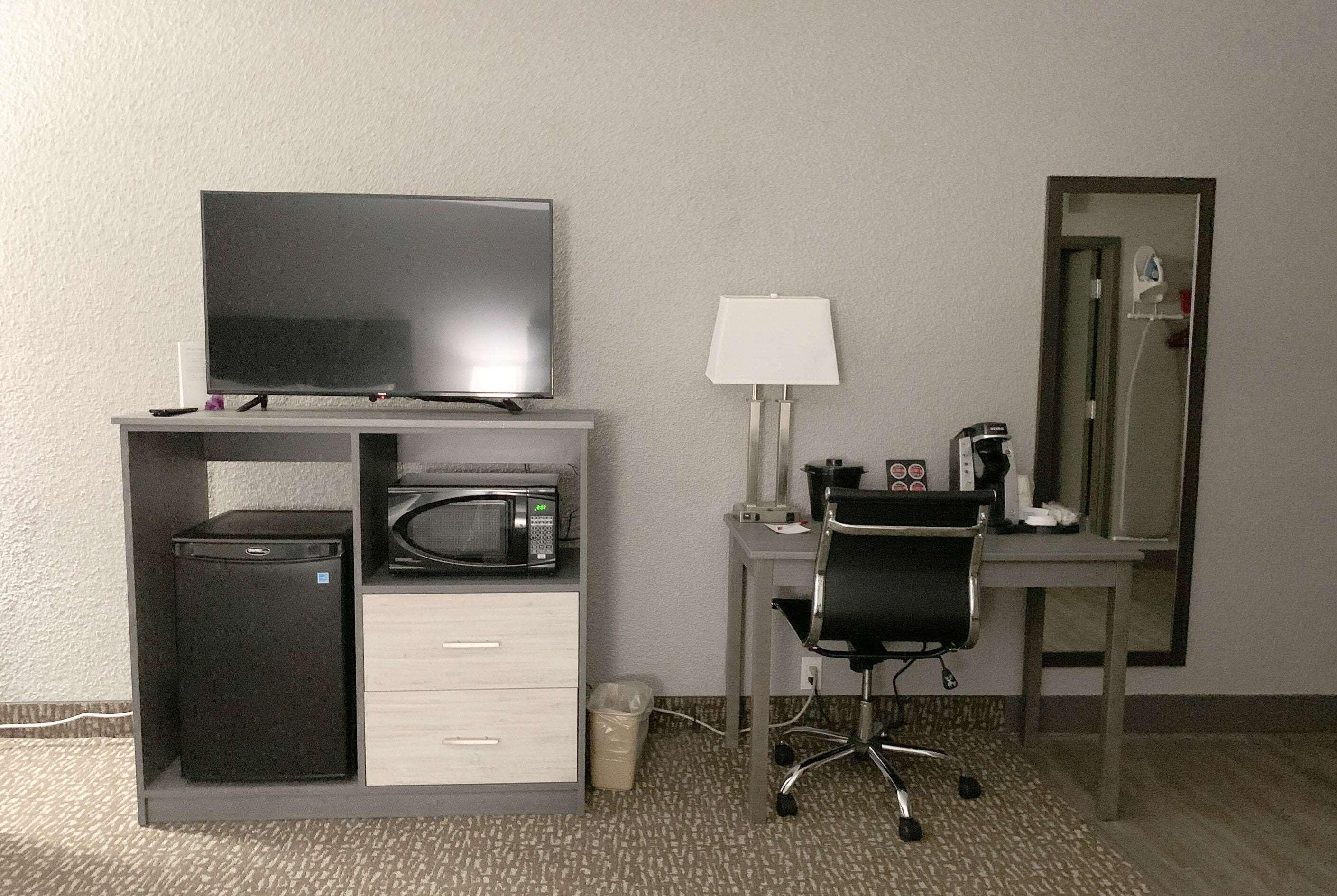 Ramada By Wyndham Edmonton Yellowhead Nw Ngoại thất bức ảnh