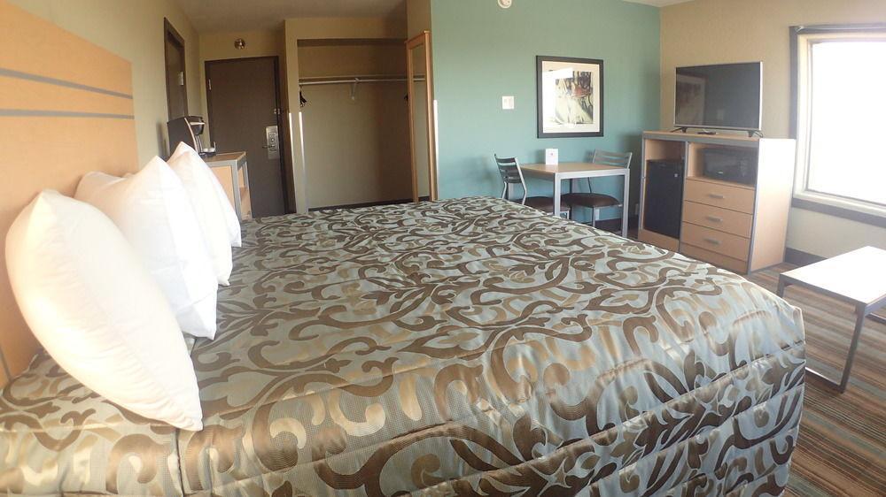 Ramada By Wyndham Edmonton Yellowhead Nw Ngoại thất bức ảnh