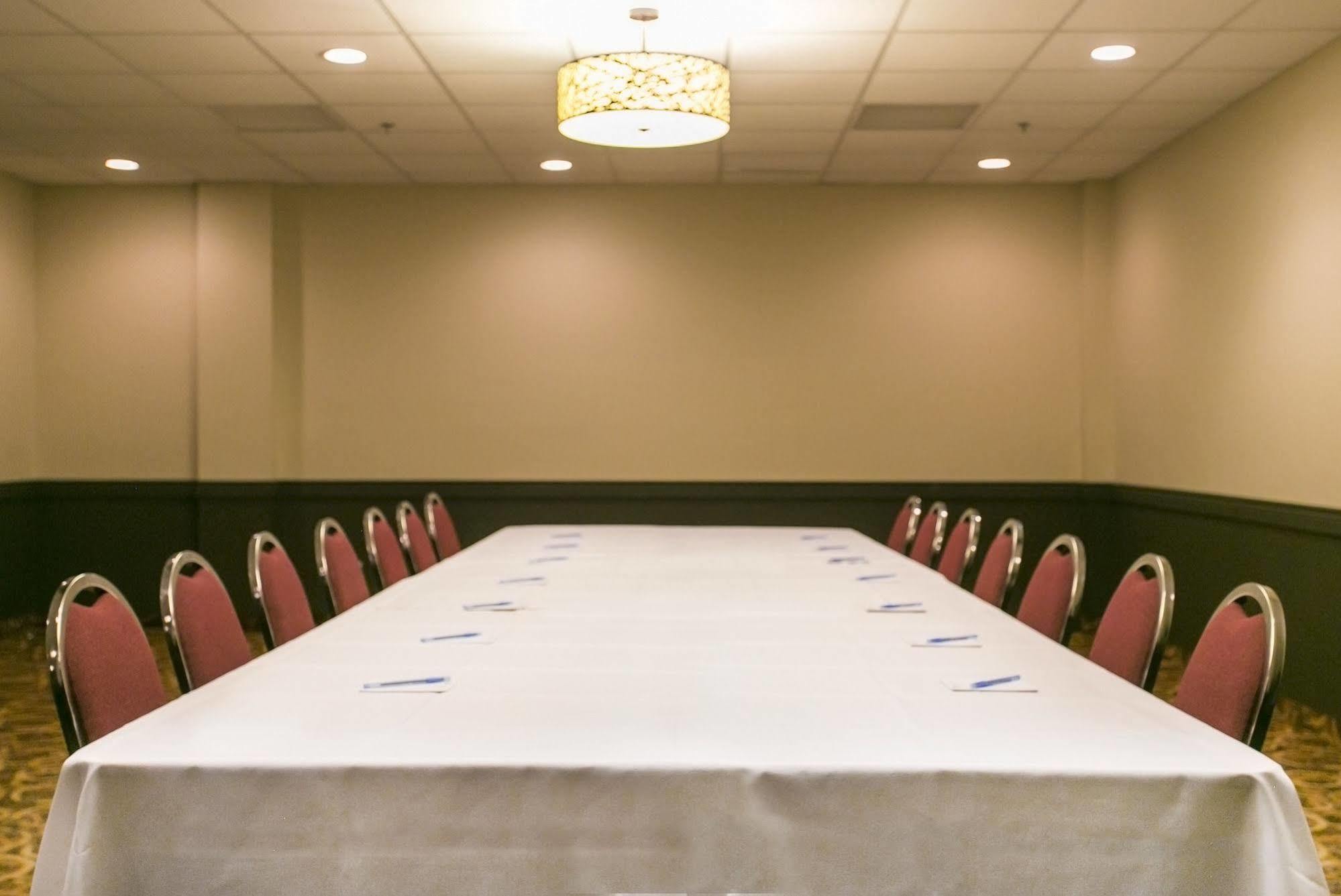 Ramada By Wyndham Edmonton Yellowhead Nw Ngoại thất bức ảnh