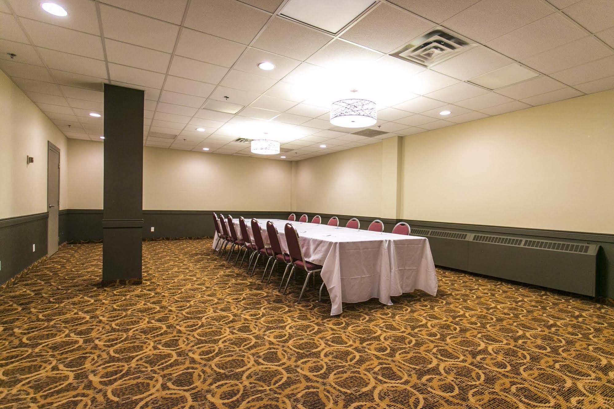 Ramada By Wyndham Edmonton Yellowhead Nw Ngoại thất bức ảnh