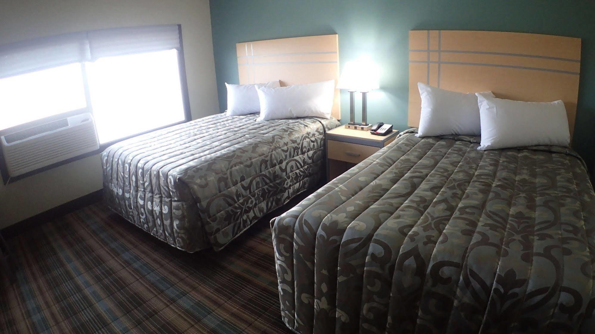 Ramada By Wyndham Edmonton Yellowhead Nw Ngoại thất bức ảnh