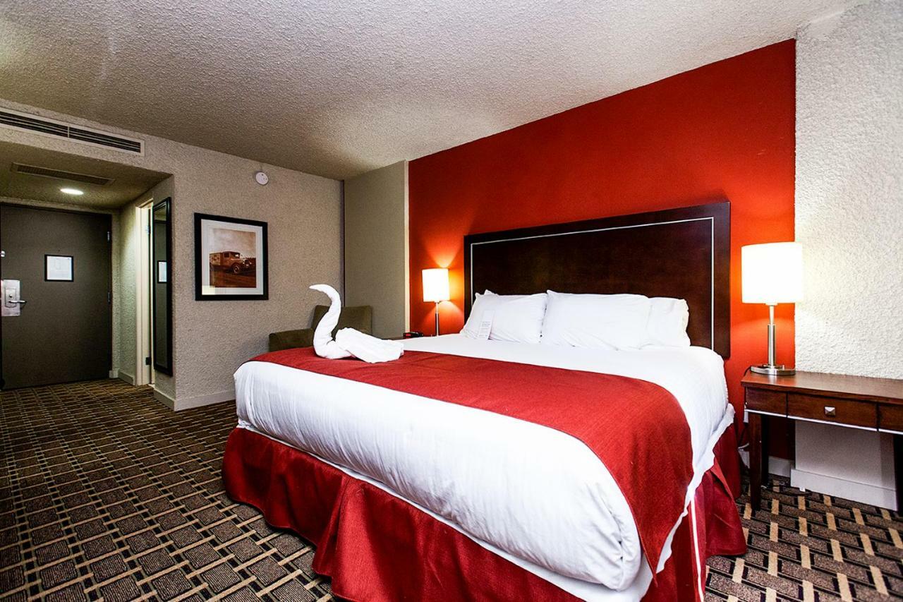 Ramada By Wyndham Edmonton Yellowhead Nw Ngoại thất bức ảnh