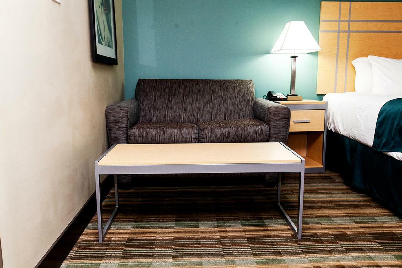 Ramada By Wyndham Edmonton Yellowhead Nw Ngoại thất bức ảnh