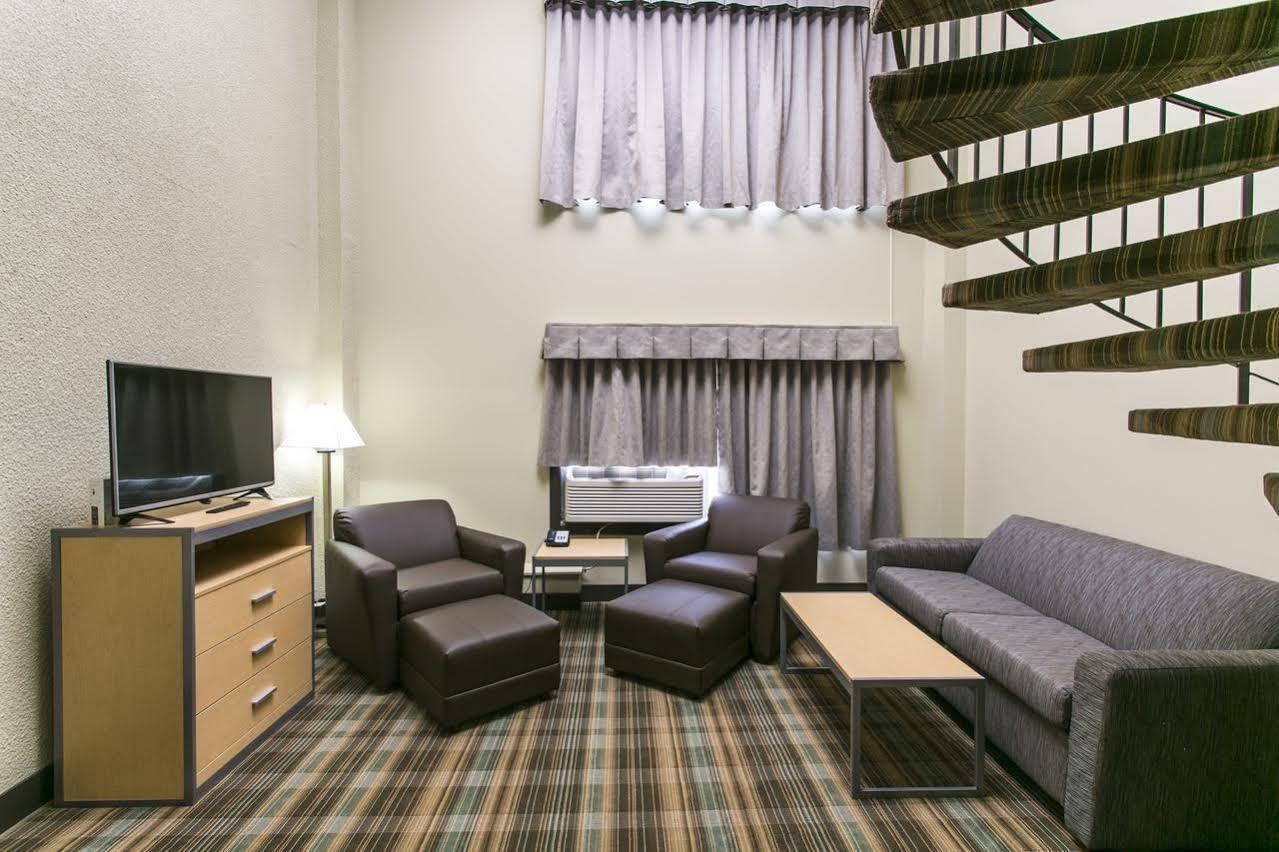 Ramada By Wyndham Edmonton Yellowhead Nw Ngoại thất bức ảnh
