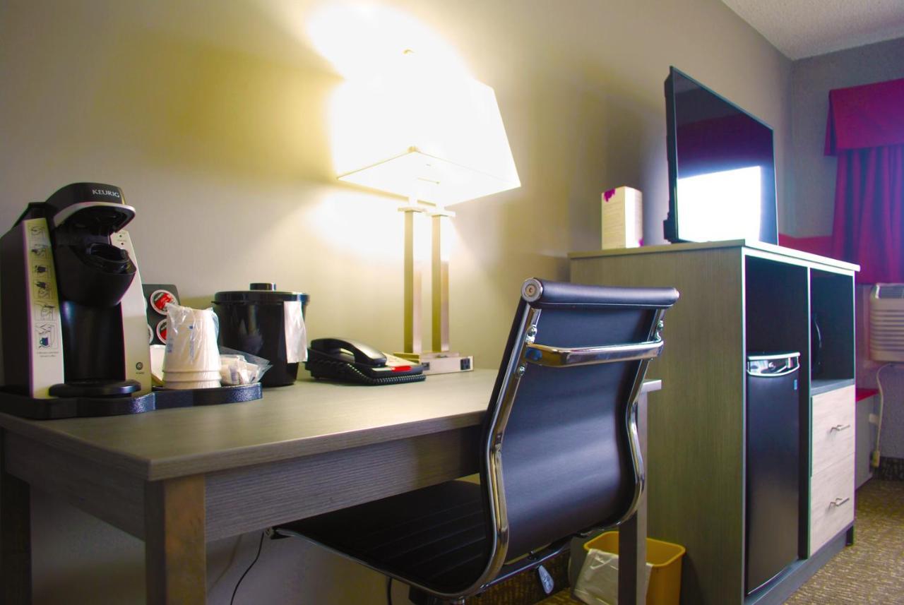 Ramada By Wyndham Edmonton Yellowhead Nw Ngoại thất bức ảnh